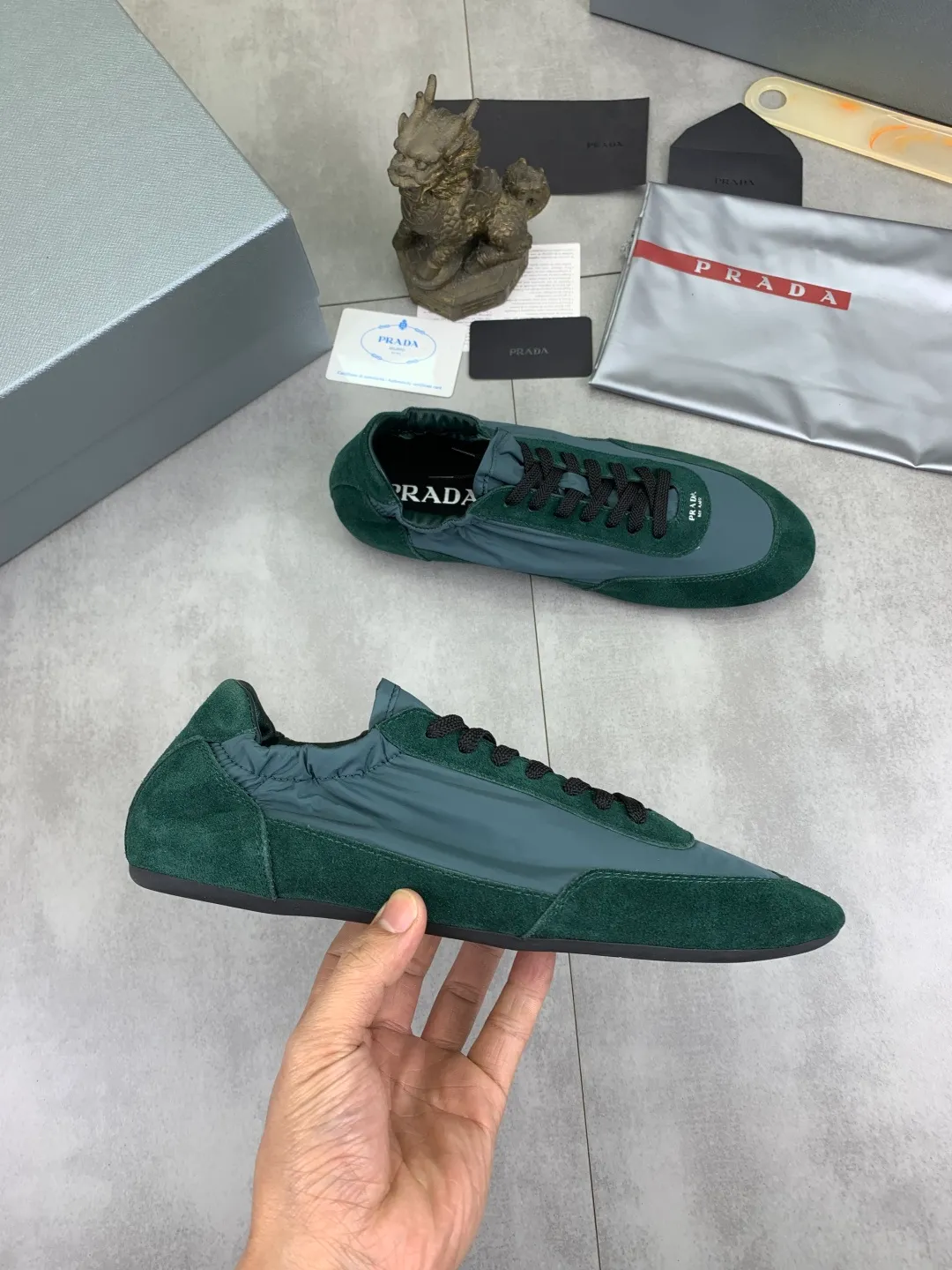 Men's shoes 💰P500💰【New style】hot style is on the official website, 🆘 Trendy brand (Prada) mainly promotes hot style, avant-garde and versatile fashion men's shoes private version mold opening, cowhide surface splicing 1:1 replica... fashionable and simple, original imported cowhide lining cowhide feet; the atmosphere and personality are more fashionable, eye-catching and pursuing class. It will subvert the old idea and be a must-have for fashion trendsetters with you! Must keep it for yourself! Tall and comfortable, large and low, high-end quality workmanship. Size: 38-44; 6️⃣colors available.